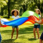 Czworo dzieci bawi się kolorową chustą animacyjną na trawie w słonecznym parku